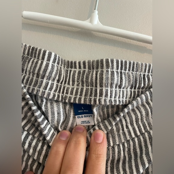 Old Navy Gray and White Striped Linen Like Shorts - Picture 3 of 4